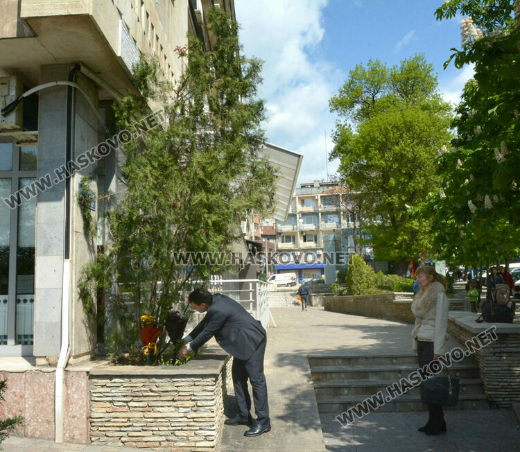 Поднесоха цветя в памет на загиналите при трудови злополуки в Хасково