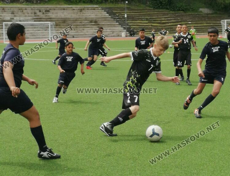  Деца от градини и  училища влязоха във футболна надпревара