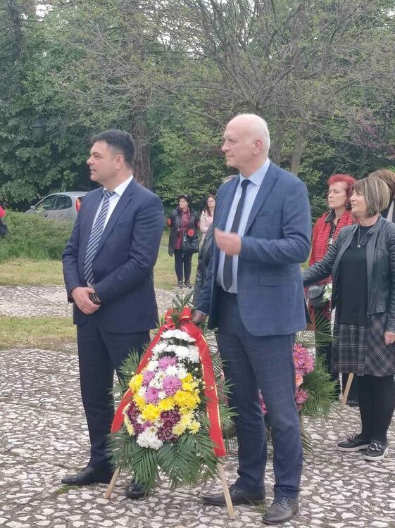 Десетки се поклониха пред паметника на Пеньо Пенев