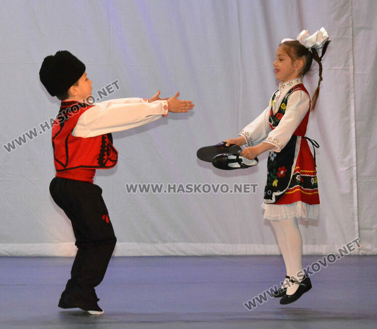 С народни танци започна Фестивалът на камерния танц в Хасково 