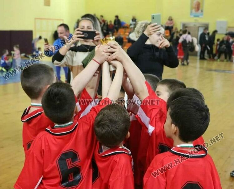  Деца от градини и  училища влязоха във футболна надпревара