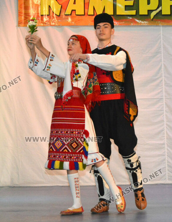 С народни танци започна Фестивалът на камерния танц в Хасково 