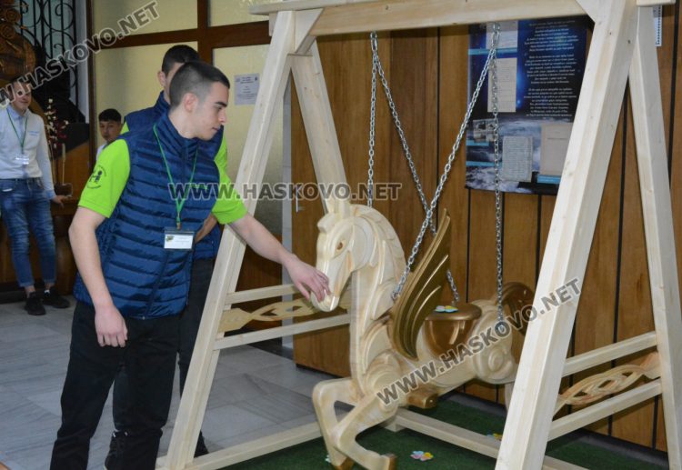 Нови технологии в производството на мебели и много стил показаха ученици в Националното състезание в Хасково