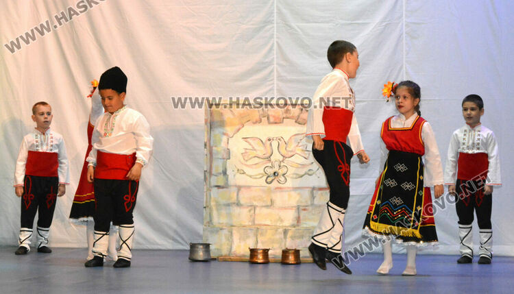 С народни танци започна Фестивалът на камерния танц в Хасково 