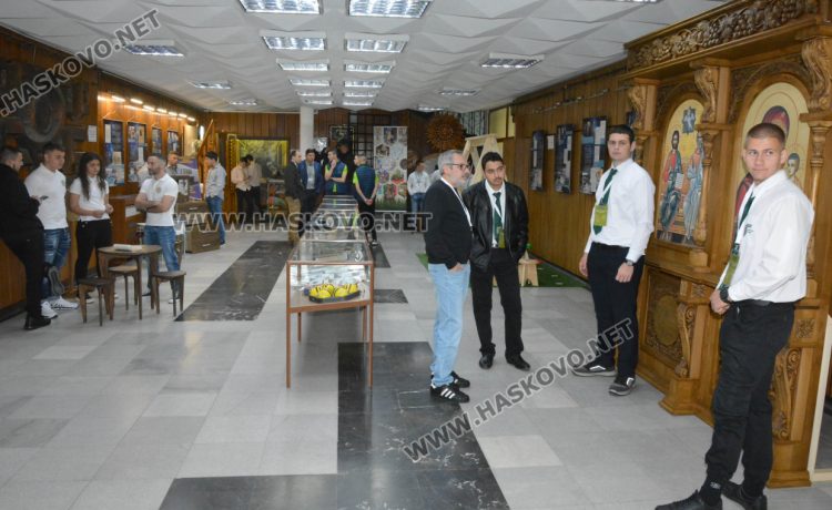 Нови технологии в производството на мебели и много стил показаха ученици в Националното състезание в Хасково