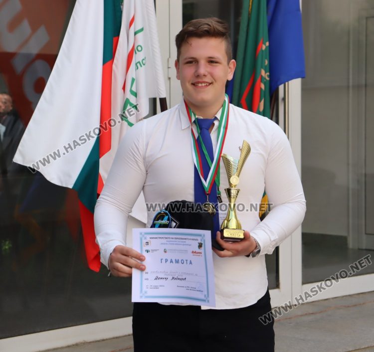 Нови технологии в производството на мебели и много стил показаха ученици в Националното състезание в Хасково