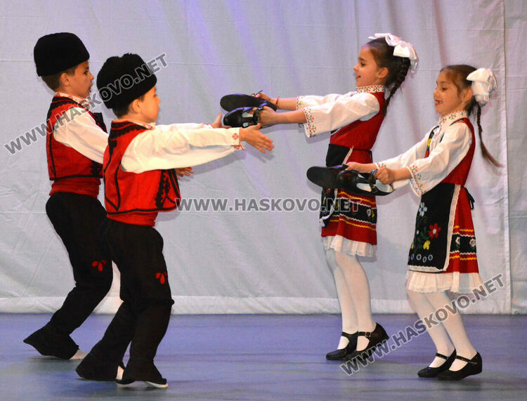 С народни танци започна Фестивалът на камерния танц в Хасково 