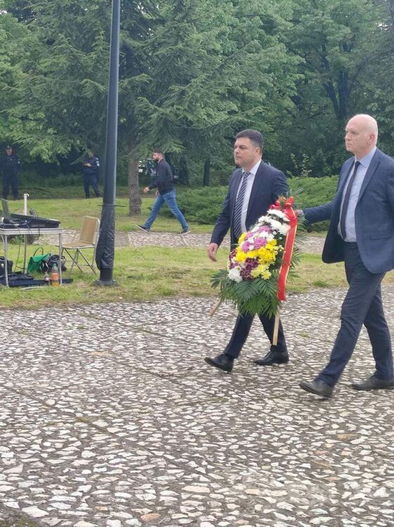 Десетки се поклониха пред паметника на Пеньо Пенев