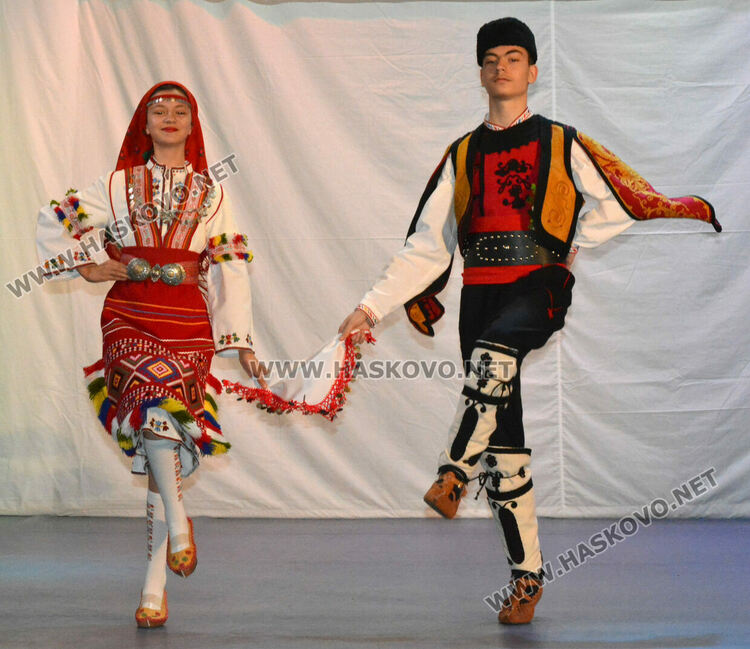 С народни танци започна Фестивалът на камерния танц в Хасково 