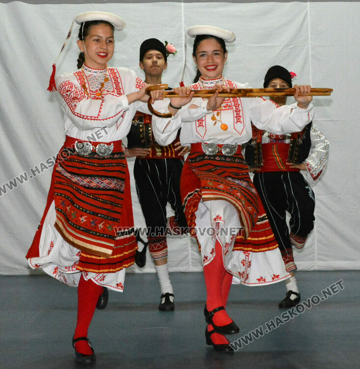 С народни танци започна Фестивалът на камерния танц в Хасково 