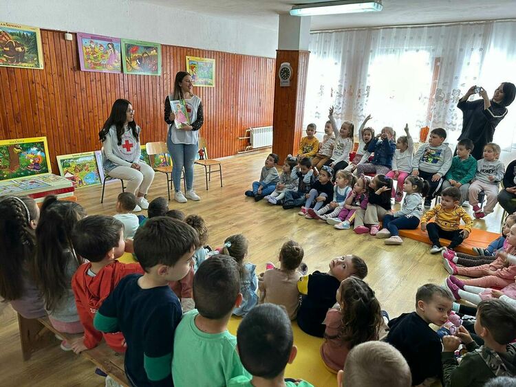Доброволци от БЧК четоха приказки на деца в Черноочене