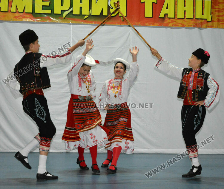 С народни танци започна Фестивалът на камерния танц в Хасково 