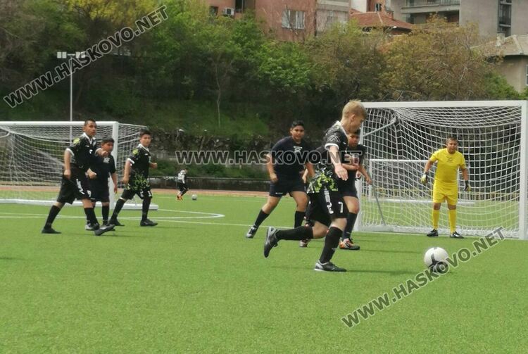  Деца от градини и  училища влязоха във футболна надпревара