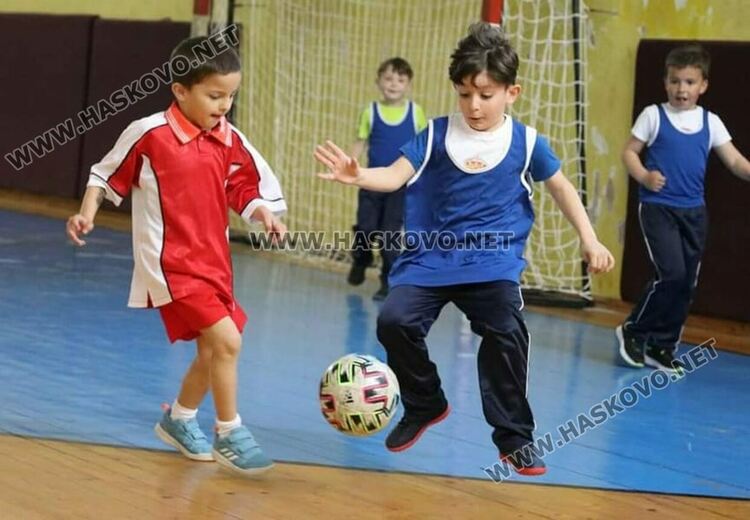  Деца от градини и  училища влязоха във футболна надпревара