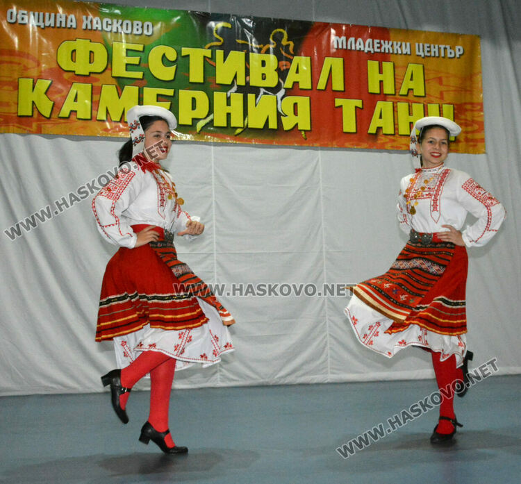 С народни танци започна Фестивалът на камерния танц в Хасково 