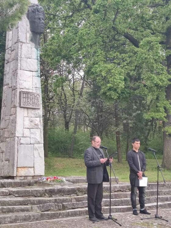 Десетки се поклониха пред паметника на Пеньо Пенев