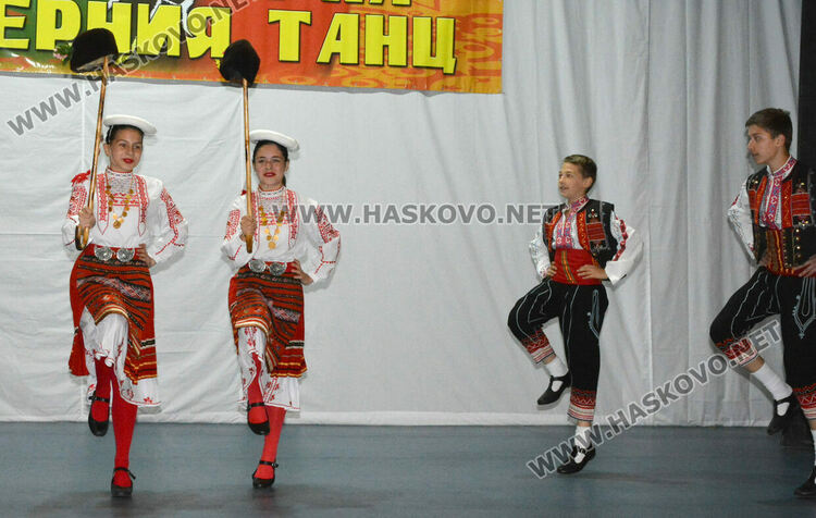 С народни танци започна Фестивалът на камерния танц в Хасково 