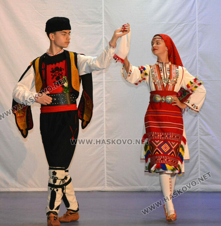 С народни танци започна Фестивалът на камерния танц в Хасково 