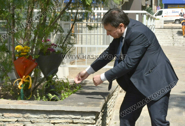 Поднесоха цветя в памет на загиналите при трудови злополуки в Хасково