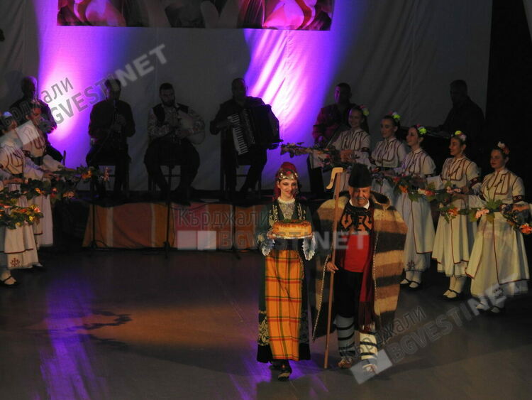 Тържество на българския дух, Домът на културата с юбилеен гала концерт