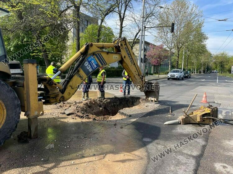 ВиК авария затрудни движението на коли до Цигарената фабрика