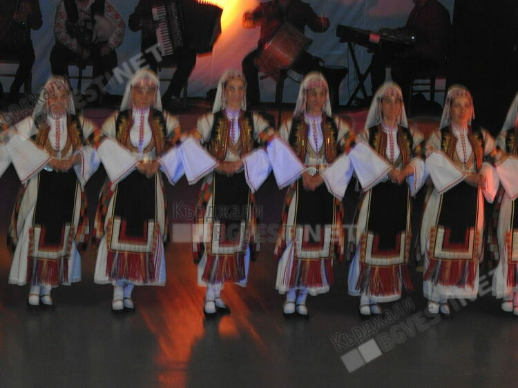 Тържество на българския дух, Домът на културата с юбилеен гала концерт