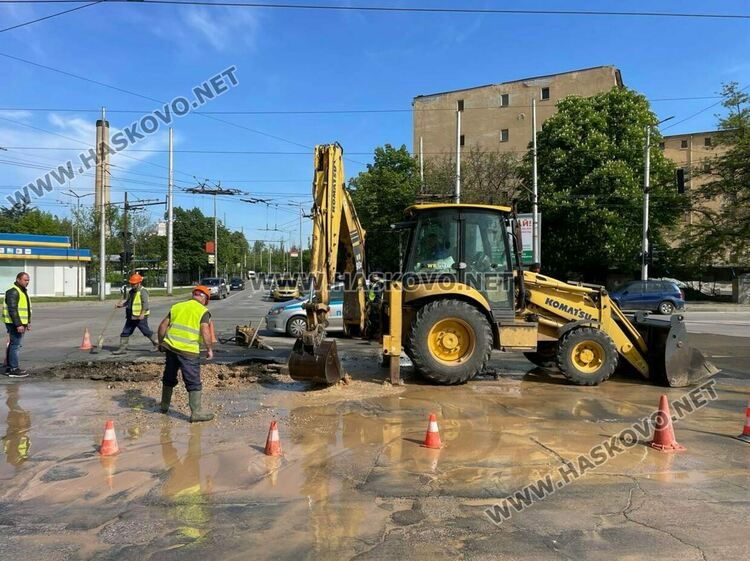 ВиК авария затрудни движението на коли до Цигарената фабрика