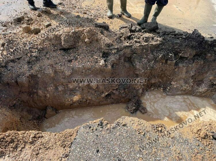 ВиК авария затрудни движението на коли до Цигарената фабрика