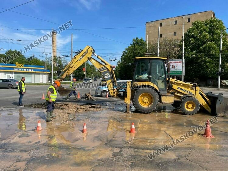 ВиК авария затрудни движението на коли до Цигарената фабрика