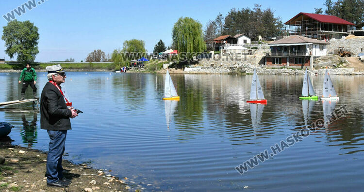 Около 100 състезатели се включиха в държавното по корабомоделен спорт край Харманли