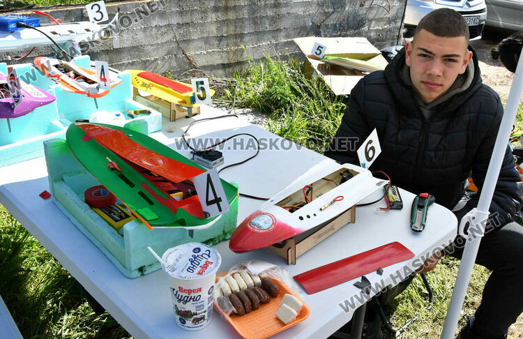 Около 100 състезатели се включиха в държавното по корабомоделен спорт край Харманли