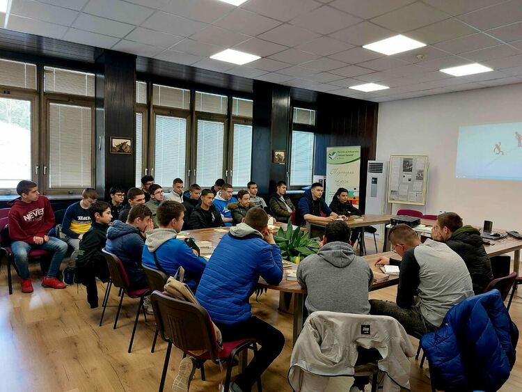 Ученици от ПГТТ "Христо Ботев" - гр.Смолян с изнесен урок в Регионална библиотека "Николай Вранчев"