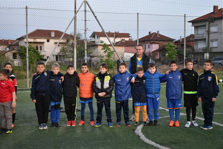 4 отбора се включиха в детски футболен турнир за празника на Харманли