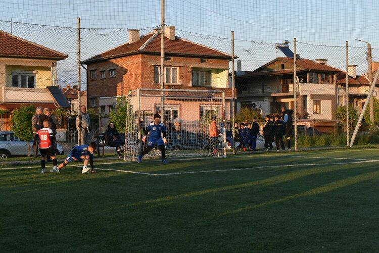 4 отбора се включиха в детски футболен турнир за празника на Харманли