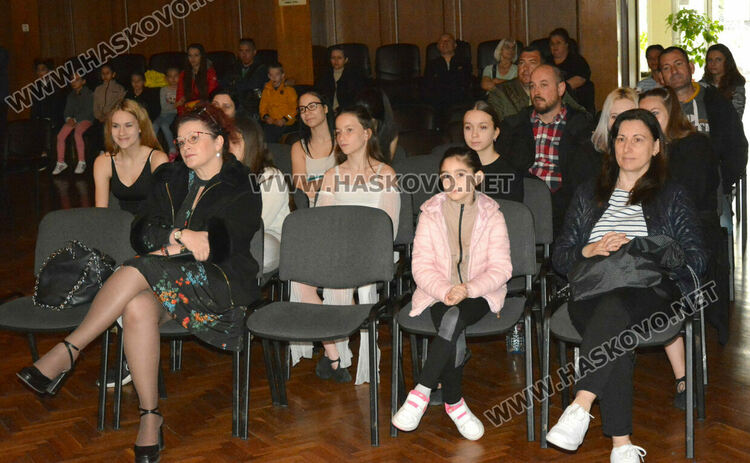 Купата на кмета от Фестивала на камерния танц бе връчена на участници от Бургас