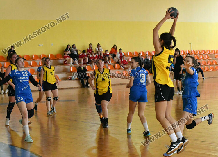 Тимът по хандбал при девойките  от Хасково стартира на националните финали на ученическите игри