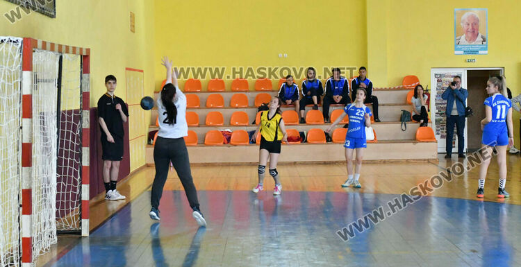 Тимът по хандбал при девойките  от Хасково стартира на националните финали на ученическите игри