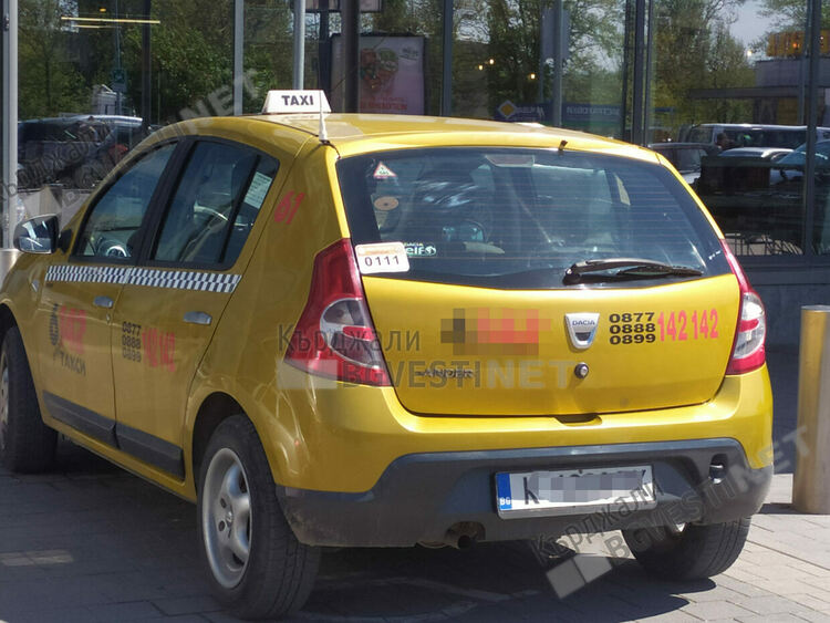 Наглост! И такситата взеха да паркират в места за инвалиди в Кърджали