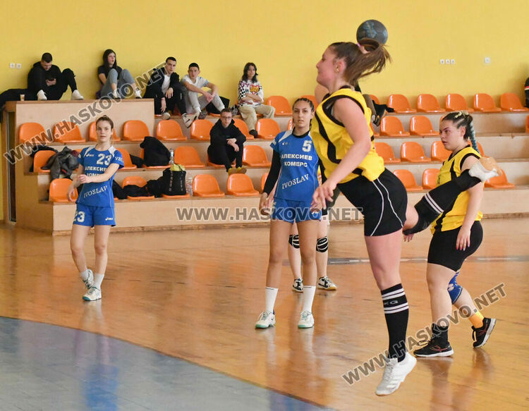 Тимът по хандбал при девойките  от Хасково стартира на националните финали на ученическите игри