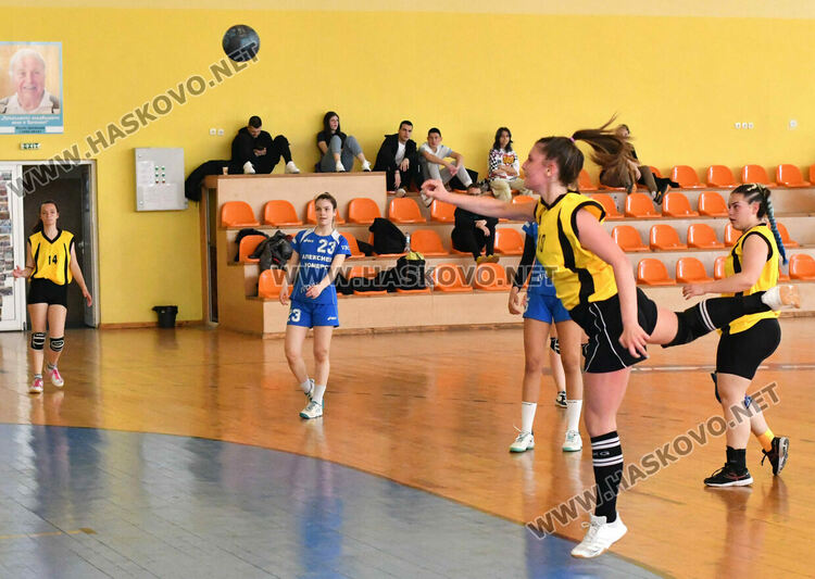 Тимът по хандбал при девойките  от Хасково стартира на националните финали на ученическите игри