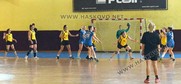 Тимът по хандбал при девойките  от Хасково стартира на националните финали на ученическите игри
