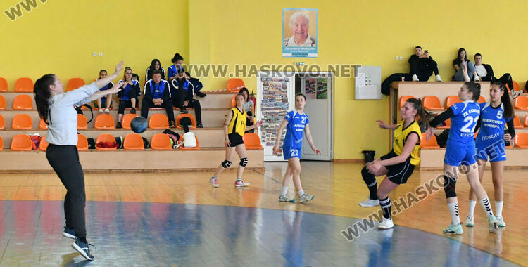 Тимът по хандбал при девойките  от Хасково стартира на националните финали на ученическите игри
