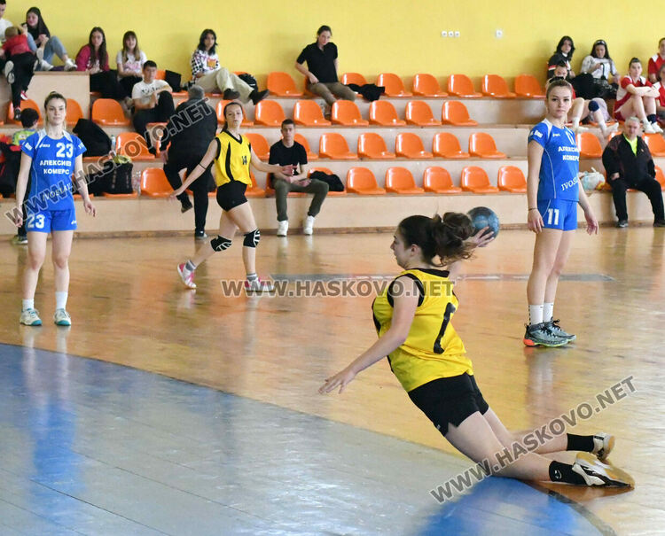 Тимът по хандбал при девойките  от Хасково стартира на националните финали на ученическите игри