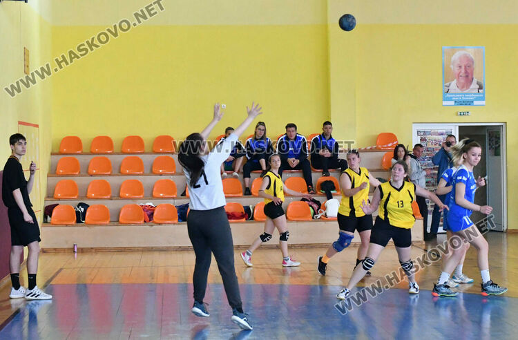 Тимът по хандбал при девойките  от Хасково стартира на националните финали на ученическите игри