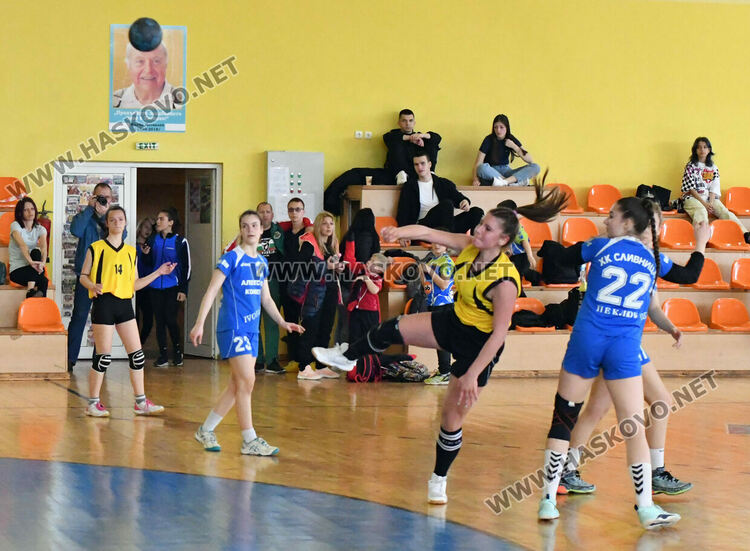 Тимът по хандбал при девойките  от Хасково стартира на националните финали на ученическите игри