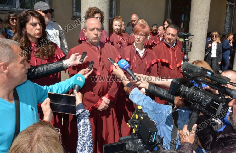 Прокурори и следователи от Хасково на протест заради атентата срещу Гешев