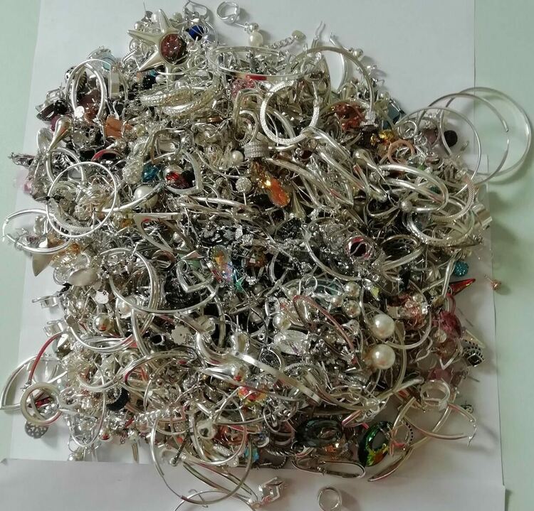 Златни и сребърни накити на търг от Митниците