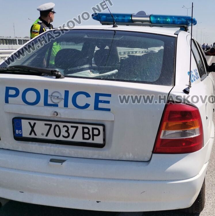 Водачка паркира кола, която потегли и я притисна