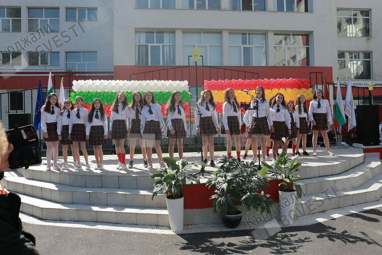 „Месецът на Испания“ в Кърджали бе тържествено открит в двора на СУ“Петко Р.Славейков“