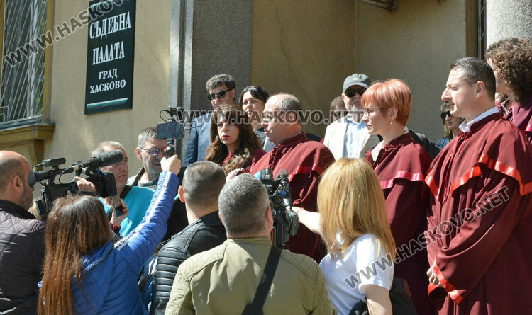 Прокурори и следователи от Хасково на протест заради атентата срещу Гешев